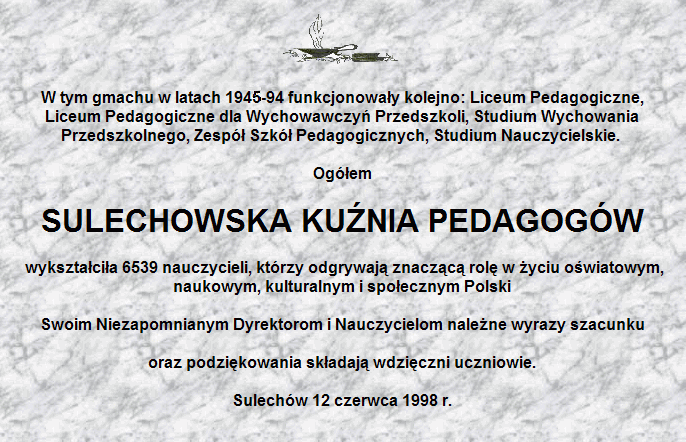 Tabloca odsłonięta przez absolwentów szkół pedagogicznych na zjeżdzie 12 czerwca 1998r. Po dwóch latach zdjęta z polecenie Rektora PWSZ